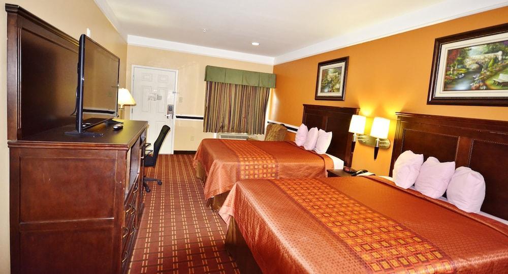 Scottish Inn And Suites Алвин Екстериор снимка