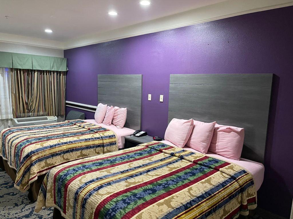 Scottish Inn And Suites Алвин Екстериор снимка