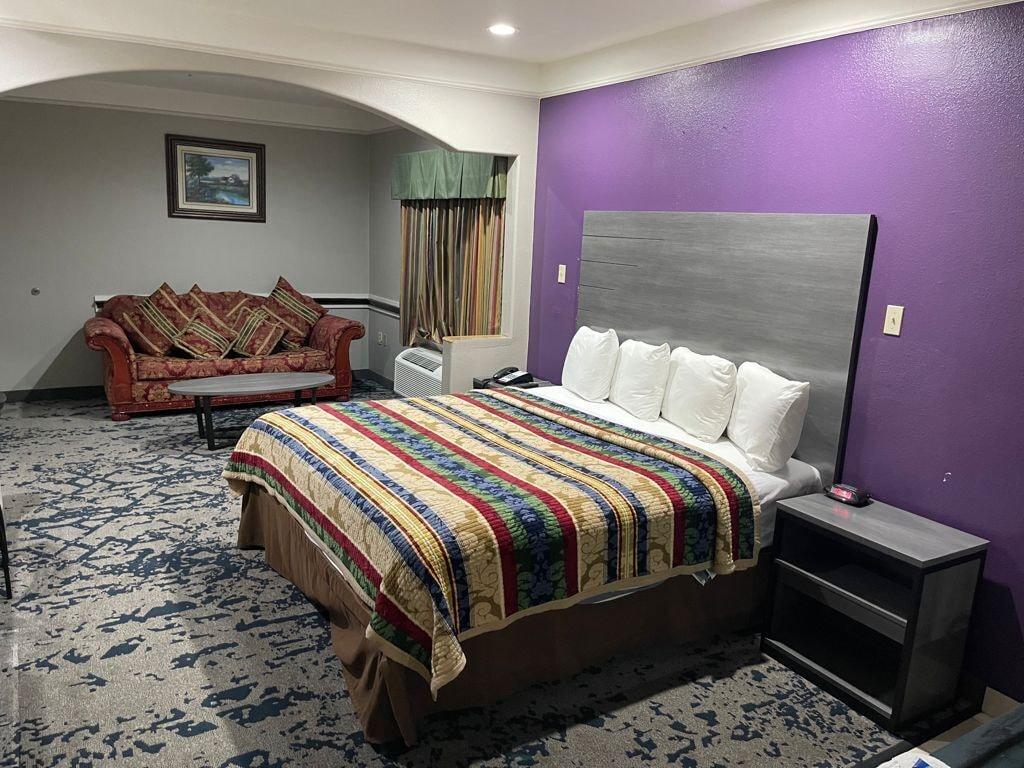 Scottish Inn And Suites Алвин Екстериор снимка