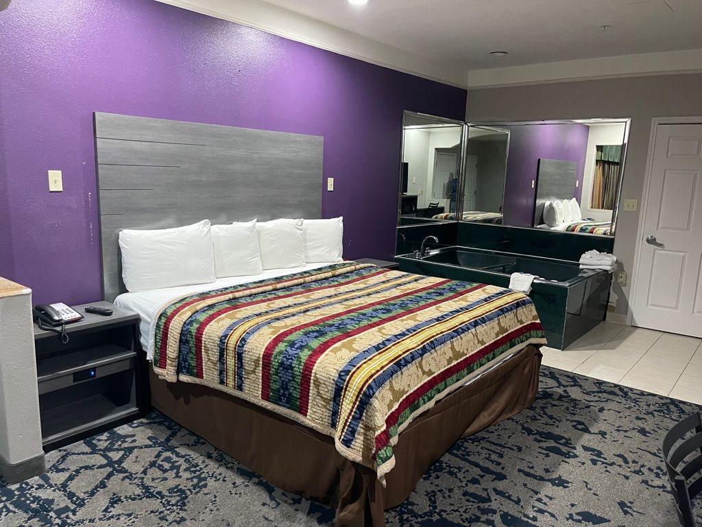 Scottish Inn And Suites Алвин Екстериор снимка