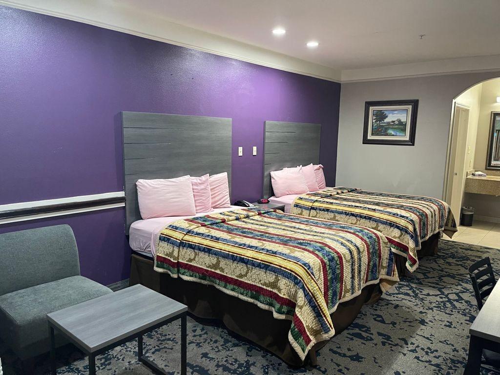 Scottish Inn And Suites Алвин Екстериор снимка