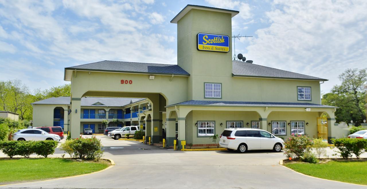 Scottish Inn And Suites Алвин Екстериор снимка