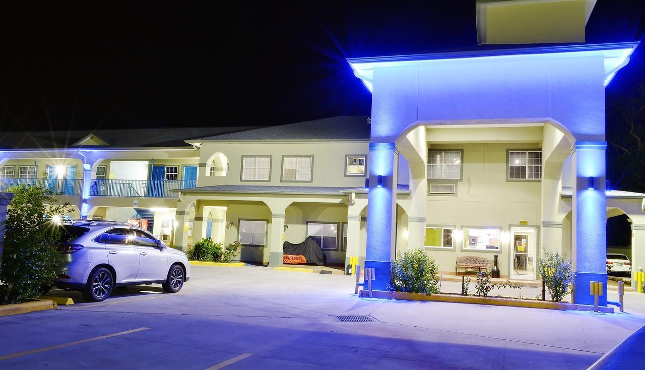 Scottish Inn And Suites Алвин Екстериор снимка