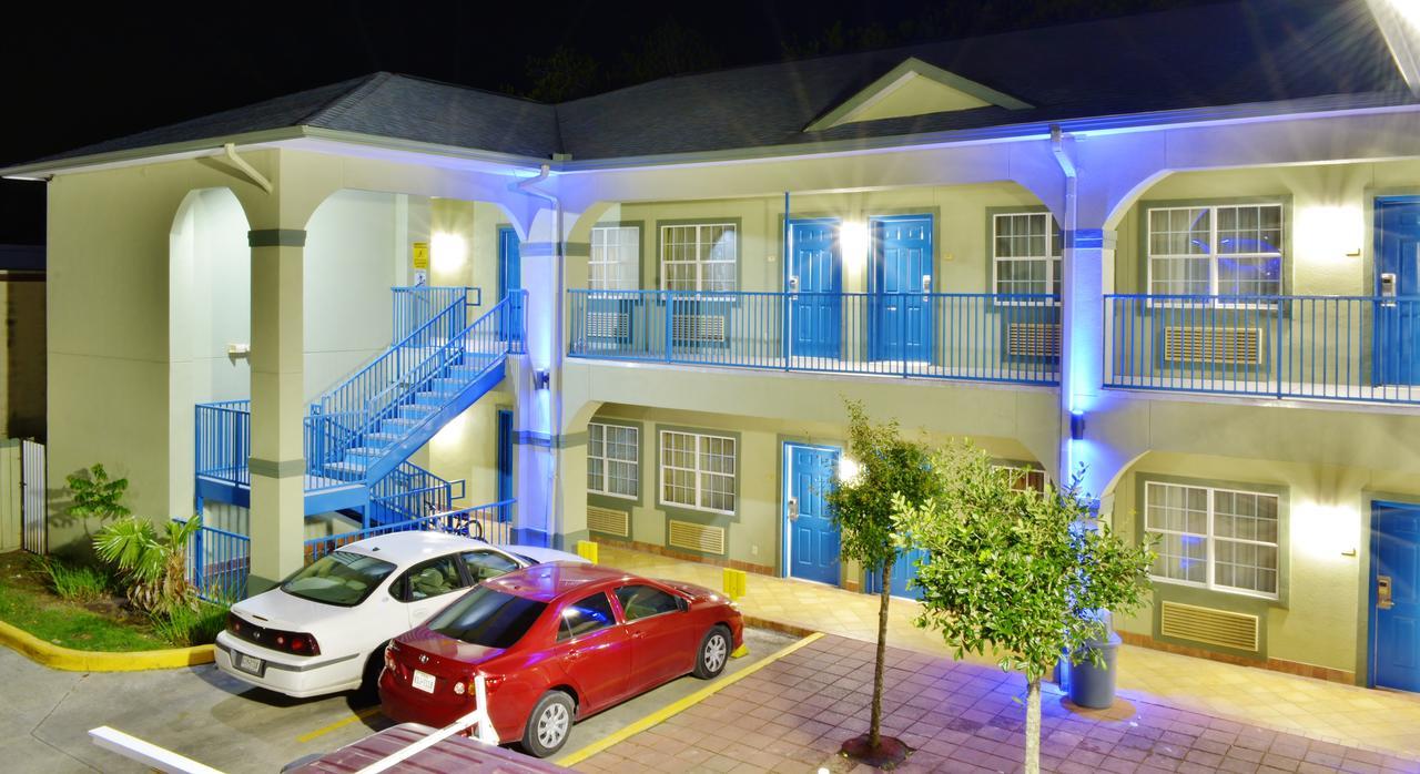Scottish Inn And Suites Алвин Екстериор снимка