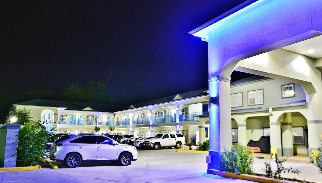 Scottish Inn And Suites Алвин Екстериор снимка