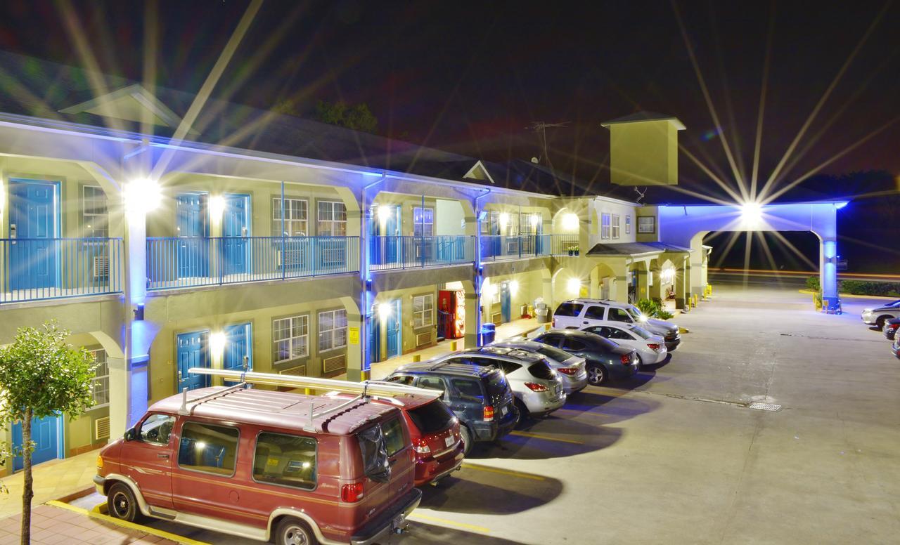 Scottish Inn And Suites Алвин Екстериор снимка