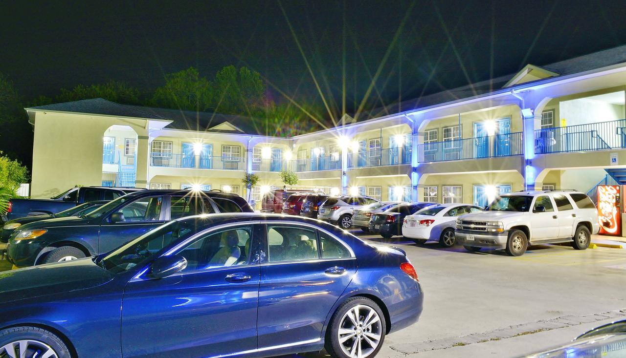 Scottish Inn And Suites Алвин Екстериор снимка