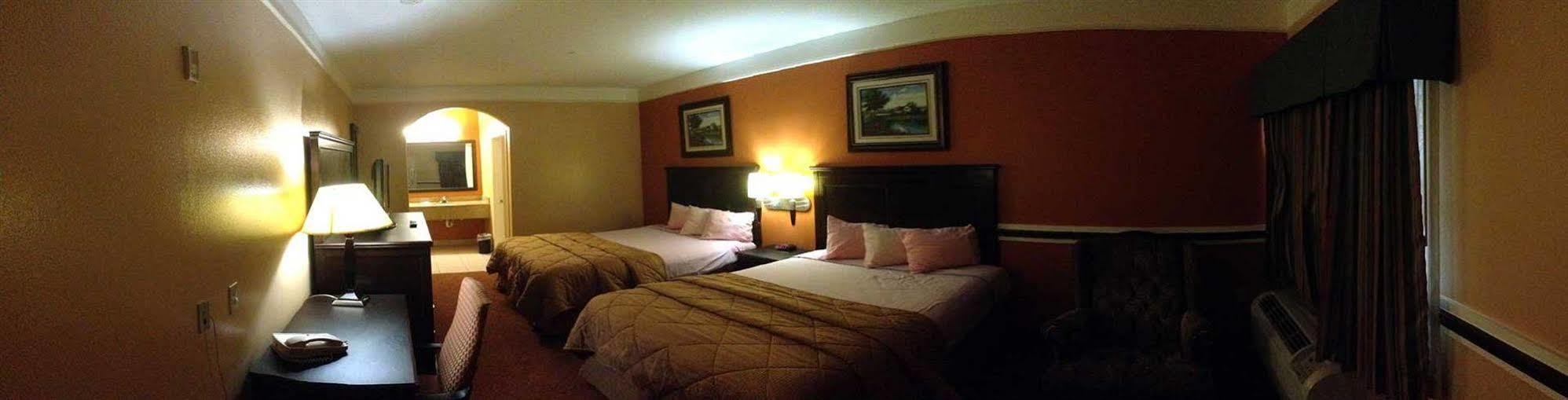 Scottish Inn And Suites Алвин Екстериор снимка