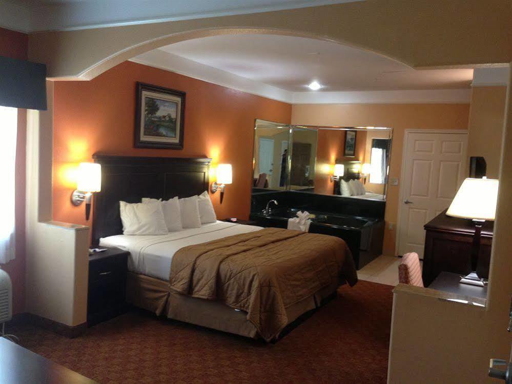 Scottish Inn And Suites Алвин Екстериор снимка